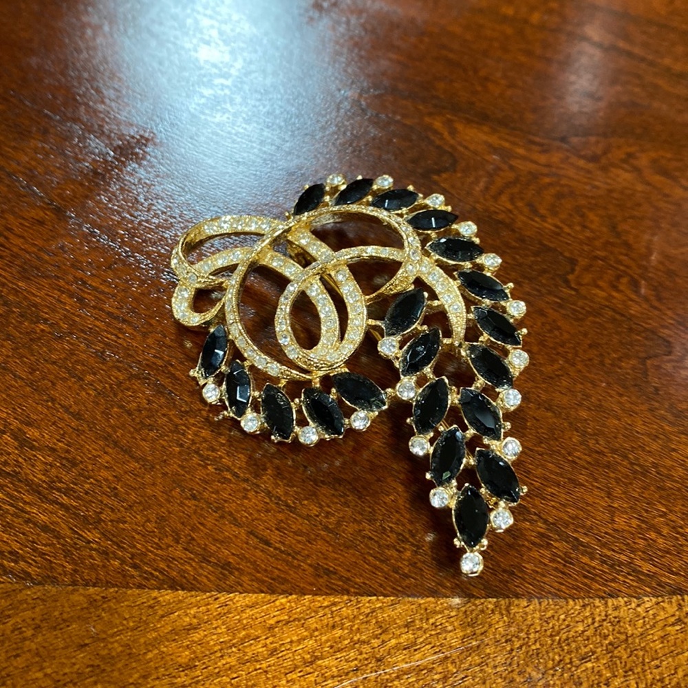 Rhinestones pin